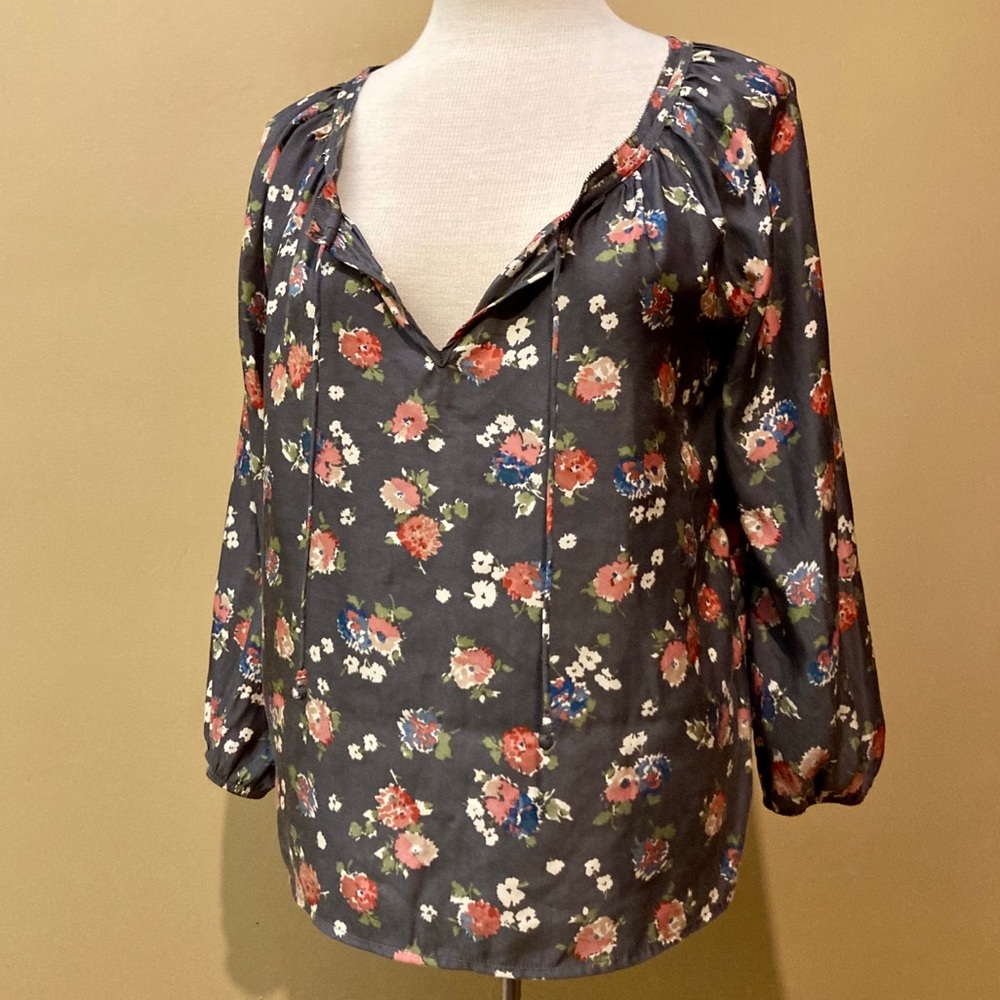 AMERICAN EAGLE grey floral peasant style top